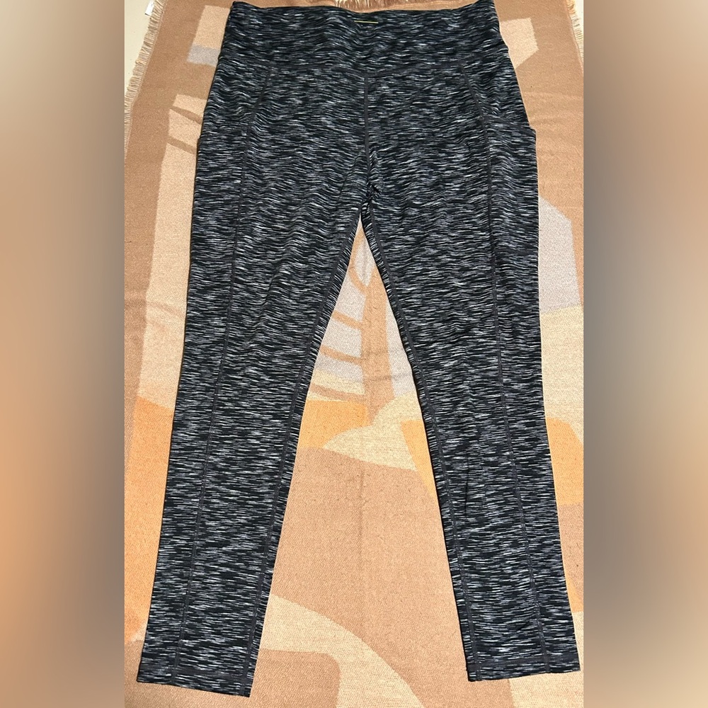 EUC Bass black heathered leggings w deep side and waist pockets, L